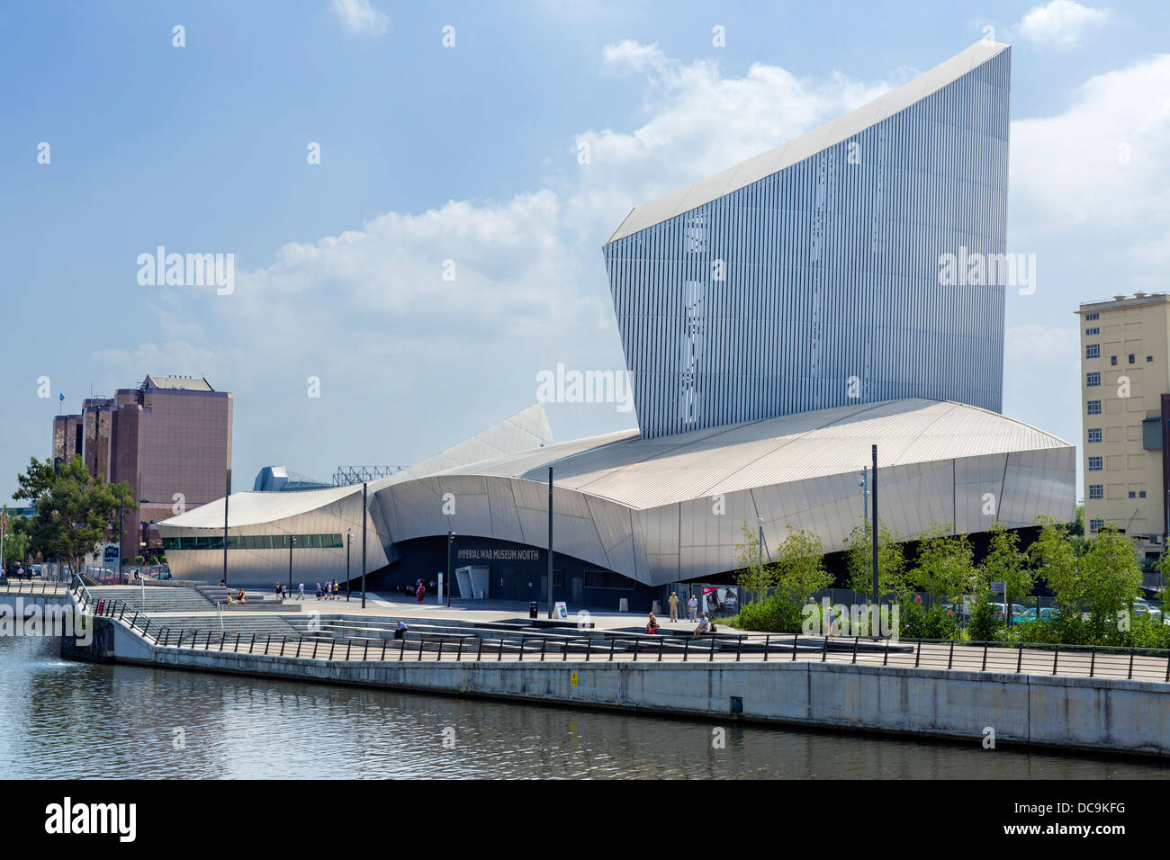 L'Imperial War Museum North progettato dall architetto Daniel Libeskind, Salford Quays, Manchester, Inghilterra, Regno Unito Foto Stock
