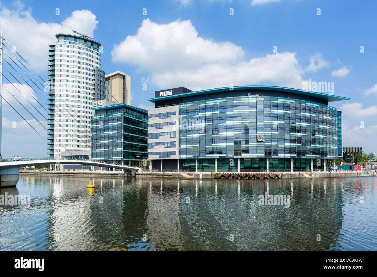 BBC Studios in MediaCityUK con Quay House a destra e Bridge House a sinistra, Salford Quays, Manchester, Regno Unito Foto Stock