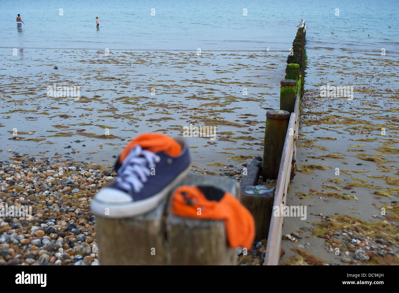 Lasciando formatori sulla spiaggia mentre paddling Foto Stock