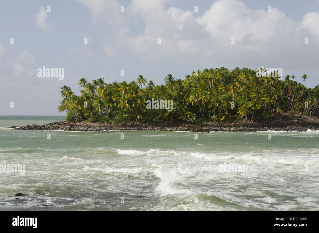 Territorio Francese d'oltremare, Guiana francese, salvezza isole. Vista di Devil's Island da Ile Royale, casa della colonia penale. Foto Stock