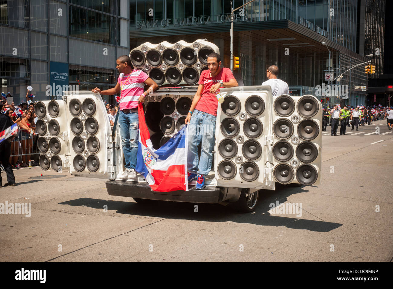 Un 'boombox' auto al giorno Dominicana Parade di New York Foto Stock