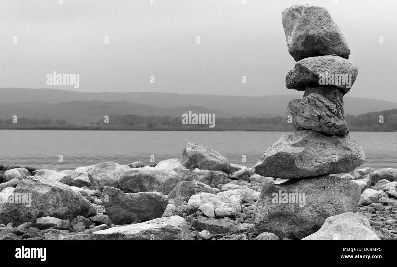 Pila di pietre calcaree a Malham Tarn North Yorkshire Regno Unito Foto Stock