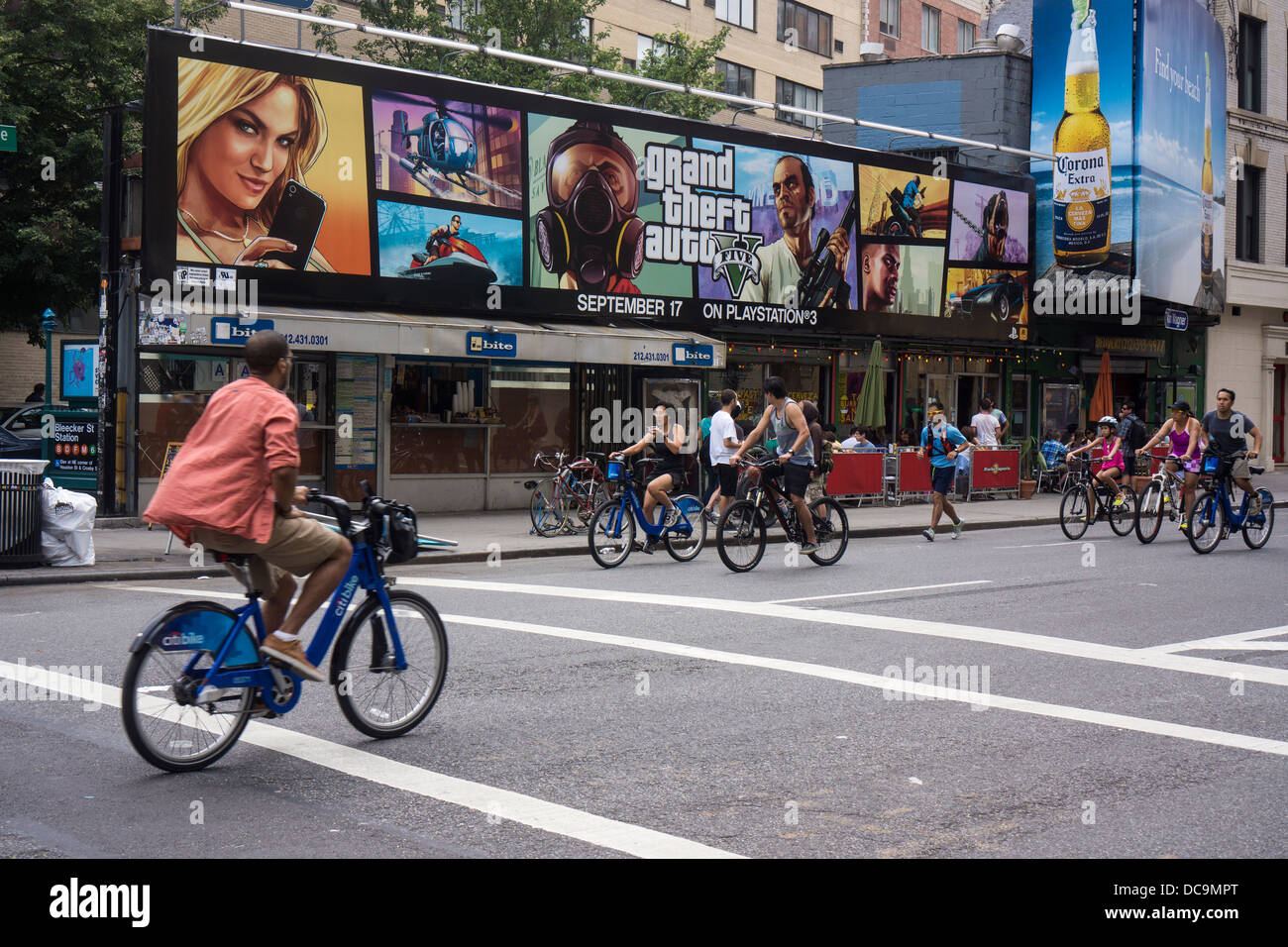 Un cartellone per l'attesissimo Grand Theft Auto V sul videogioco Playstation Foto Stock
