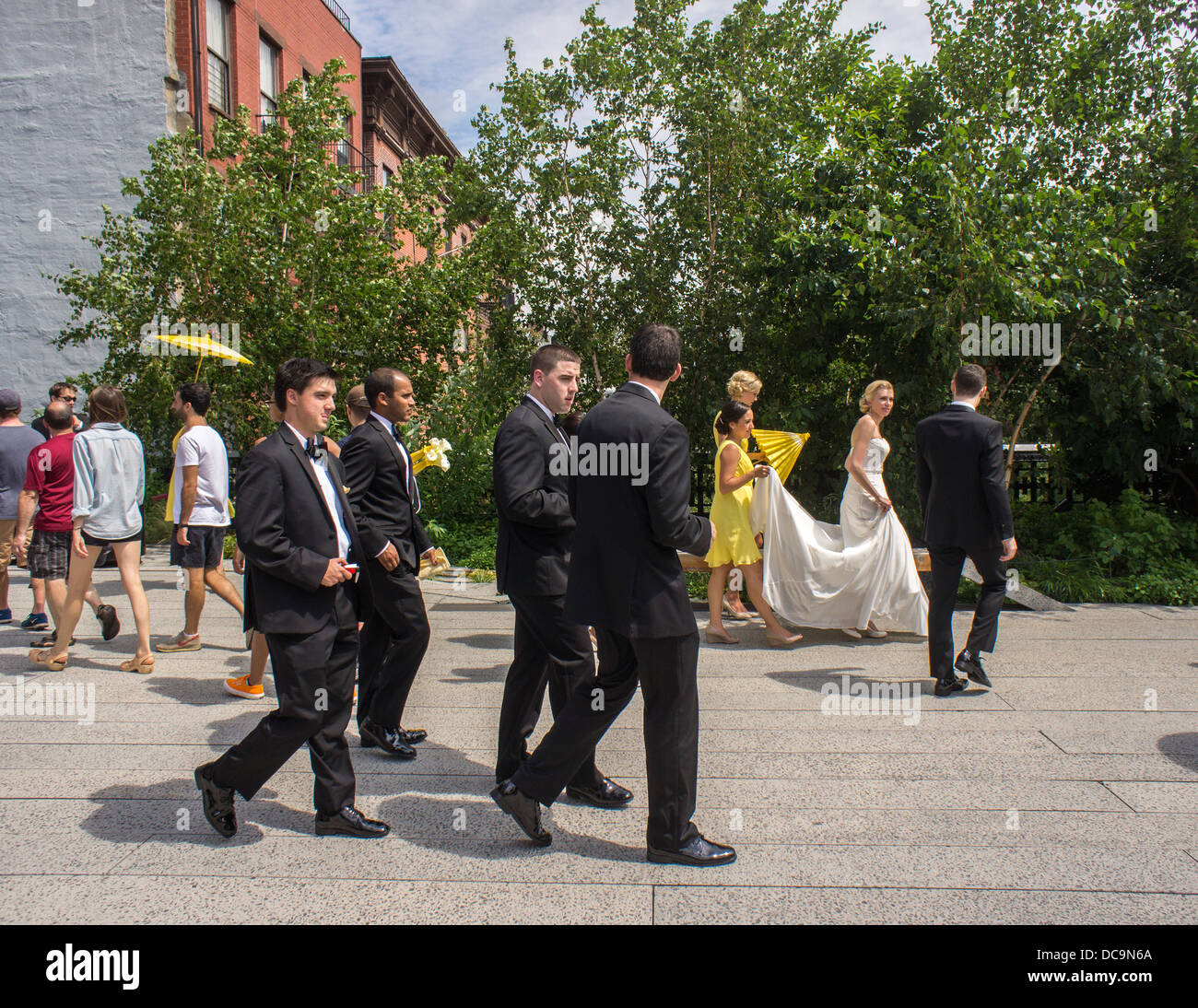 Festa di matrimonio in una sessione di foto sulla linea alta Park in West Chelsea in New York Foto Stock