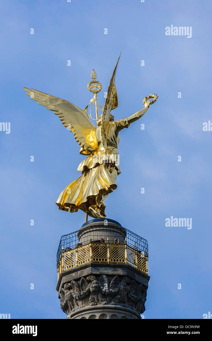 Il retro della statua dorata di Victoria sulla parte superiore della colonna della vittoria tenendo una lancia e corona di alloro - Berlino Germania Foto Stock