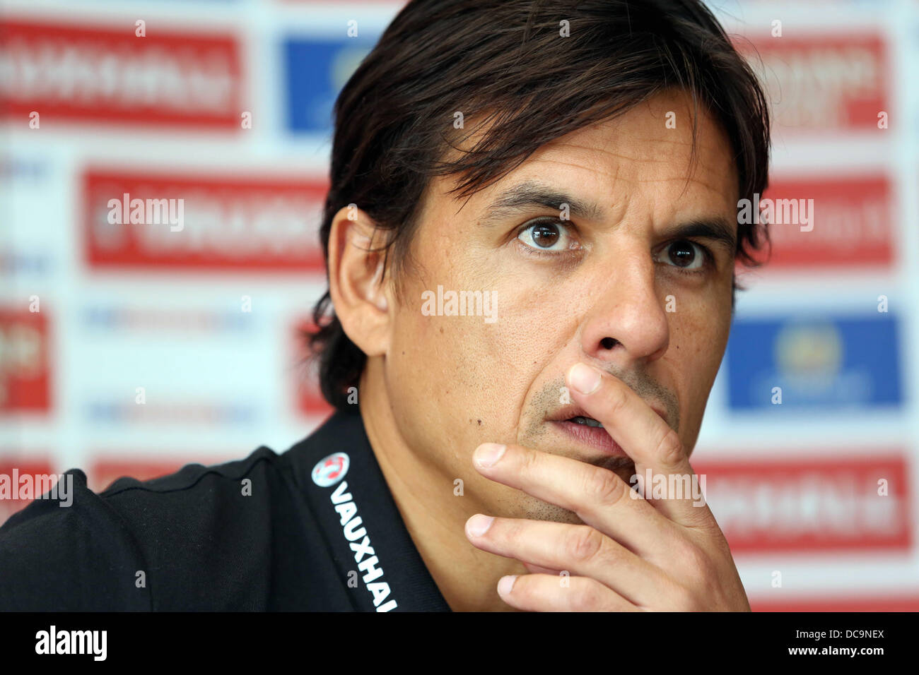 Cardiff, Regno Unito, martedì 13 agosto 2013 nell'immagine: Manager Chris Coleman Re: Football Association of Wales conferenza stampa davanti a Galles international partita amichevole contro l'Irlanda del Nord, presso il St David's Hotel, Cardiff, Galles del Sud, Regno Unito. Credito: D Legakis/Alamy Live News Foto Stock