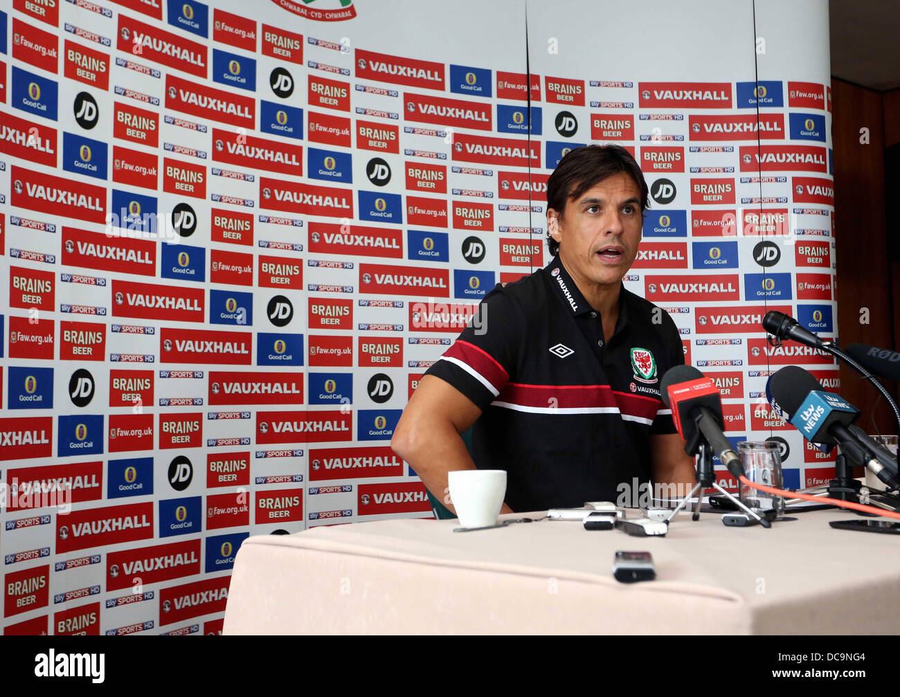 Cardiff, Regno Unito, martedì 13 agosto 2013 nell'immagine: Manager Chris Coleman Re: Football Association of Wales conferenza stampa davanti a Galles international partita amichevole contro l'Irlanda del Nord, presso il St David's Hotel, Cardiff, Galles del Sud, Regno Unito. Credito: D Legakis/Alamy Live News Foto Stock