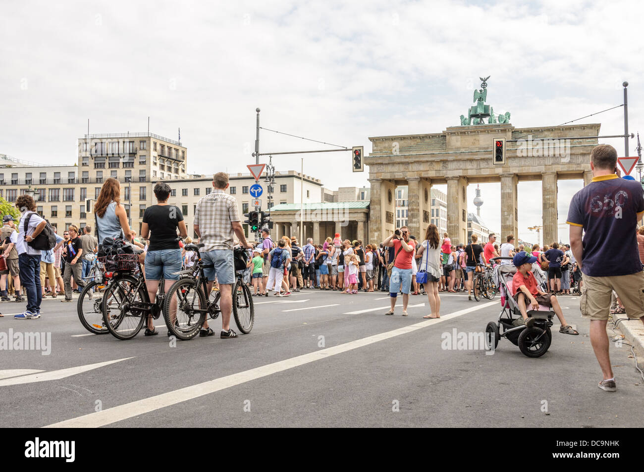 Molte persone il 17 di giugno Street e la piazza e la Porta di Brandeburgo, che partecipa a un evento pubblico - Berlino Germania Foto Stock