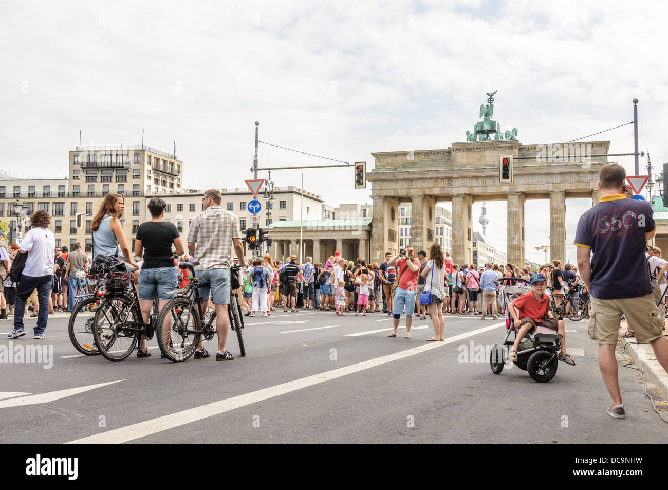 Molte persone il 17 di giugno Street e la piazza e la Porta di Brandeburgo, che partecipa a un evento pubblico - Berlino Germania Foto Stock