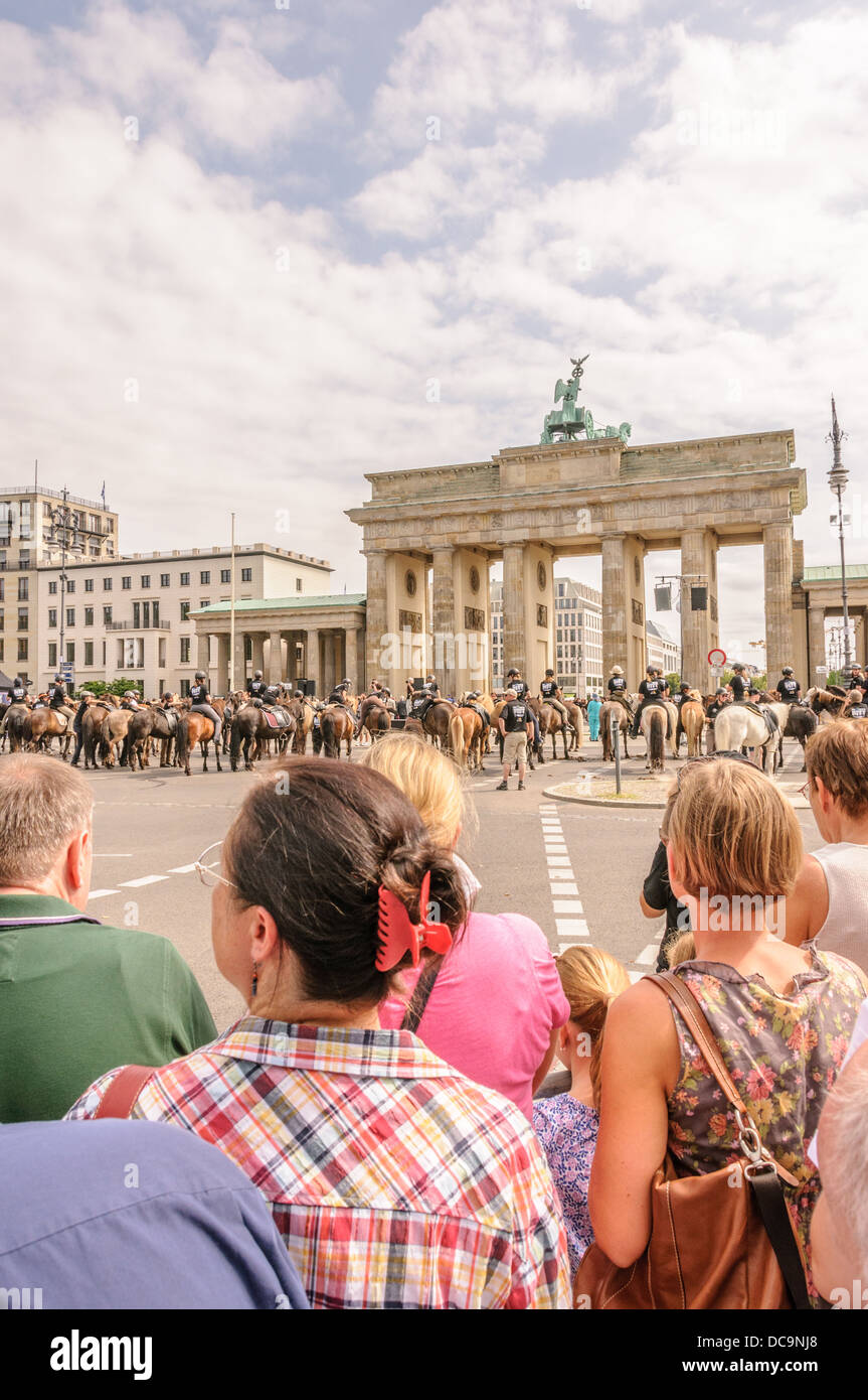 Molte persone il 17 di giugno Street e la piazza e la Porta di Brandeburgo durante IPZV cavalli islandesi nel campionato del mondo, Berlino Foto Stock