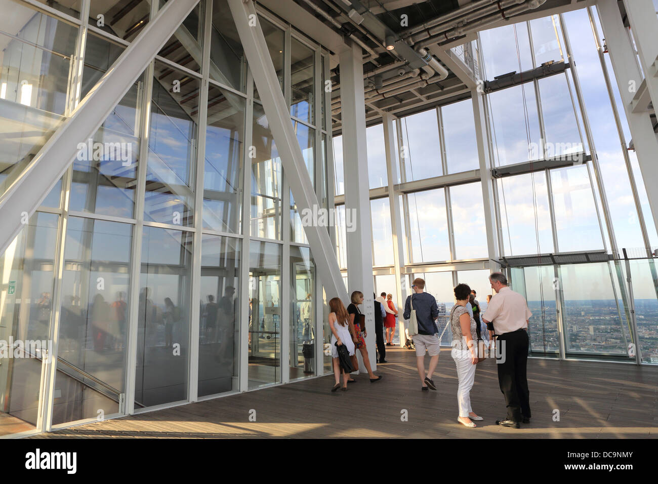 La vista dalla Shard, l'attrazione turistica in alto di Londra il grattacielo più recente, SE London, England, Regno Unito Foto Stock