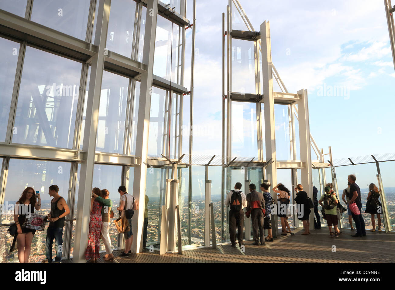 La vista dalla Shard, l'attrazione turistica in alto di Londra il grattacielo più recente, SE London, England, Regno Unito Foto Stock