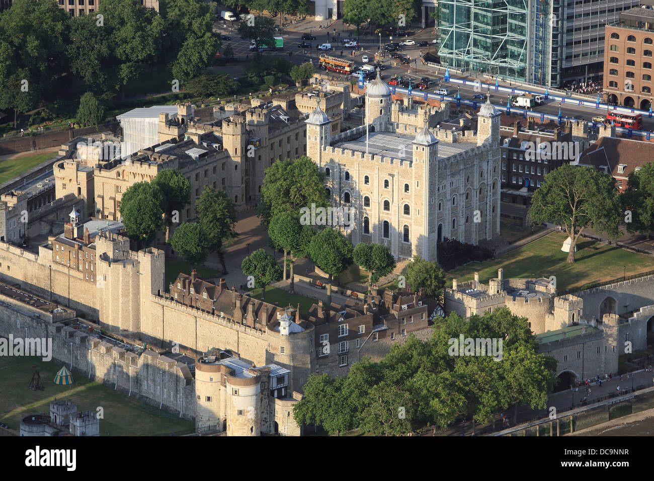 Guardando verso il basso sulla Torre di Londra dalla piattaforma di visualizzazione di Shard grattacielo a Southwark, Londra Foto Stock