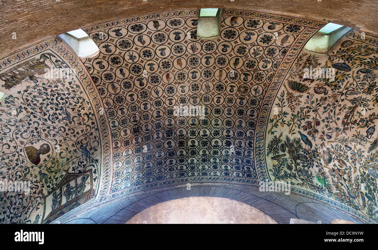 Mosaici in ambulatorio vault, la chiesa bizantina di Santa Costanza, Roma, Italia Foto Stock