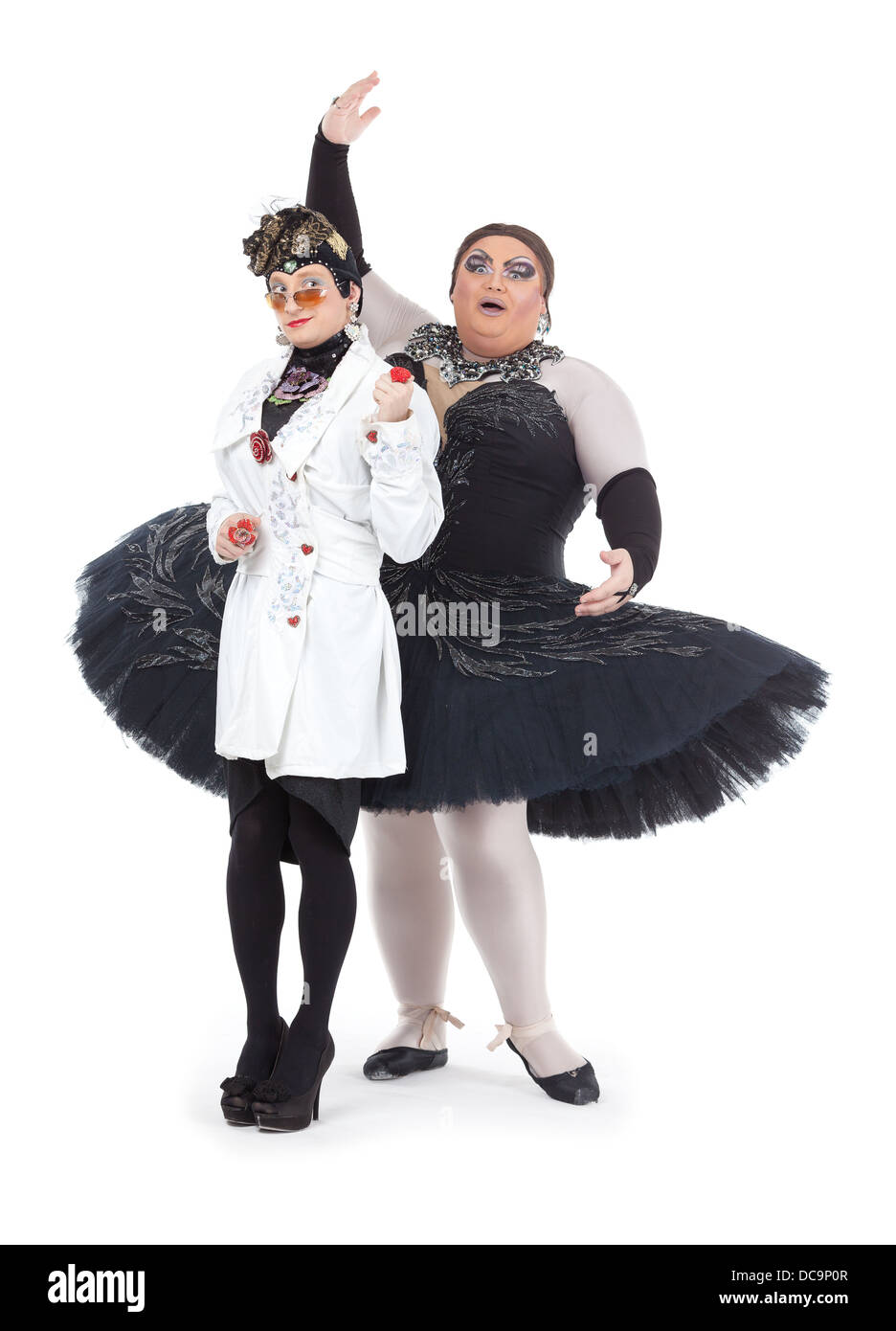 Due trascinare regine di eseguire insieme in divertente caricatura delle donne, su bianco Foto Stock