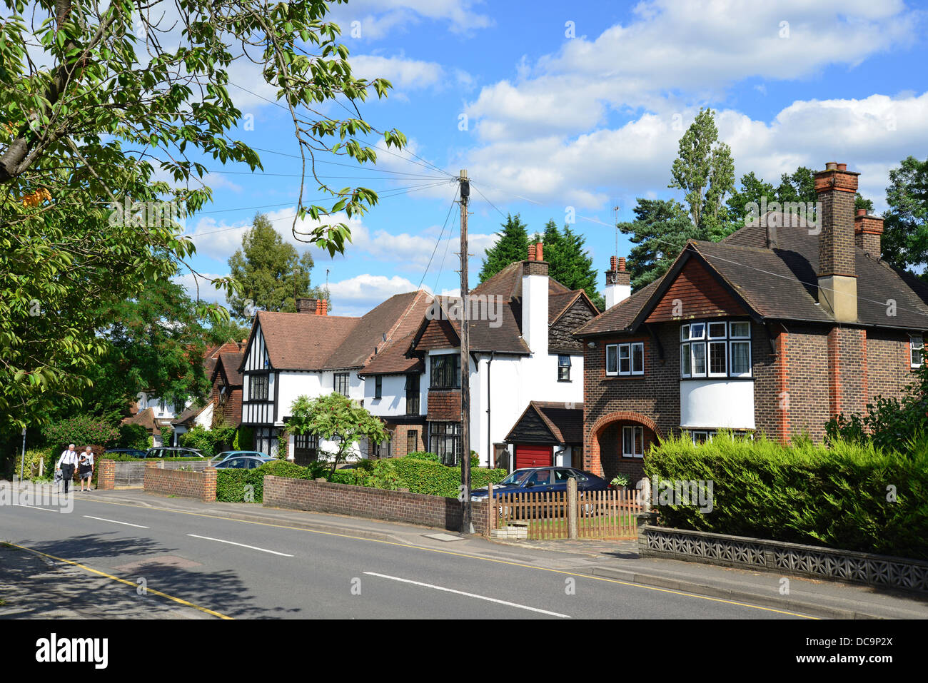 Case unifamiliari su strada orientali, Woking, Surrey, England, Regno Unito Foto Stock