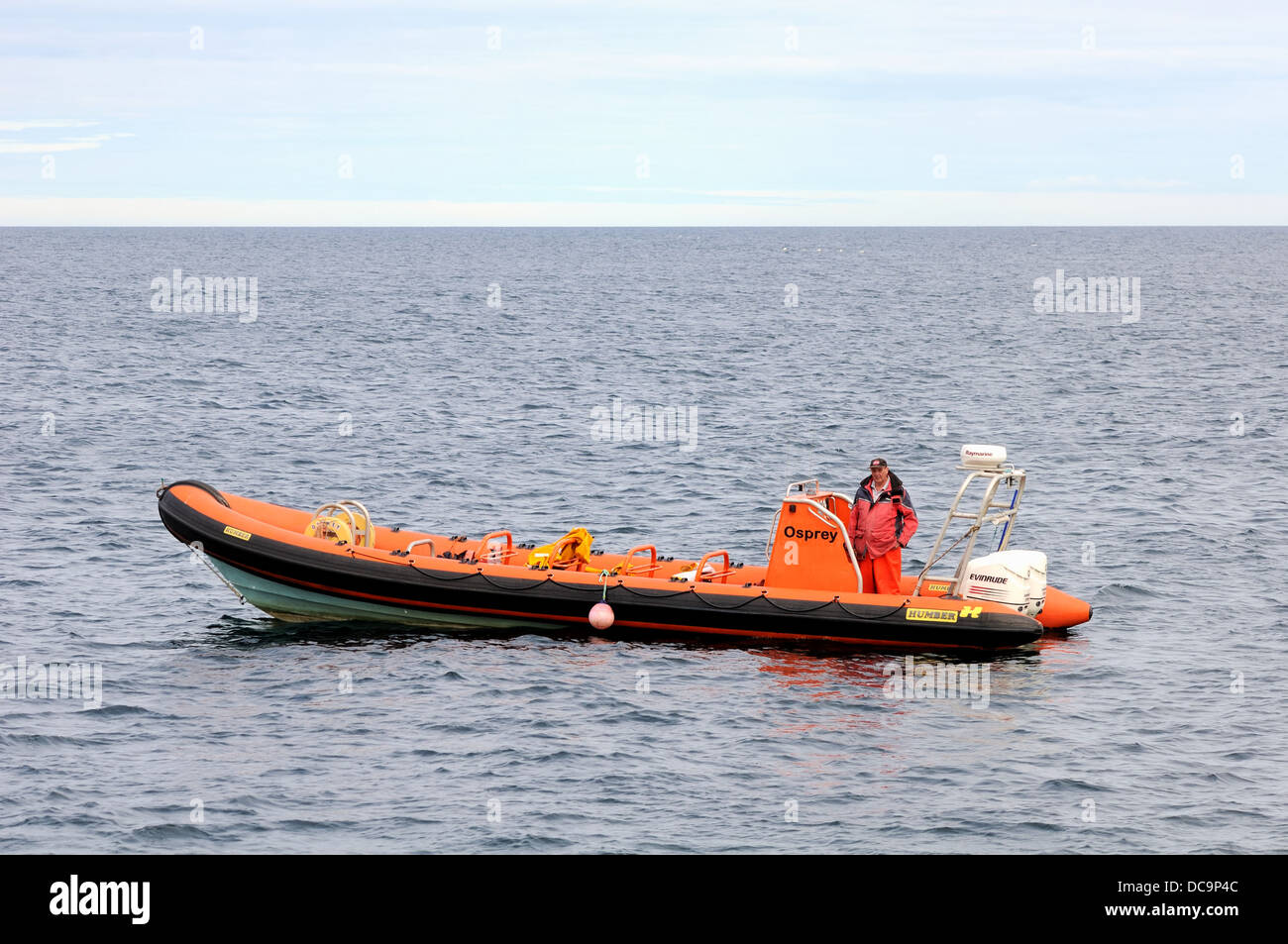 Un RHIB siede nelle acque del Firth of Forth, Scotland, Regno Unito Foto Stock Un RHIB siede nelle acque del Firth of Forth, Scotland, Regno Unito Foto Stock