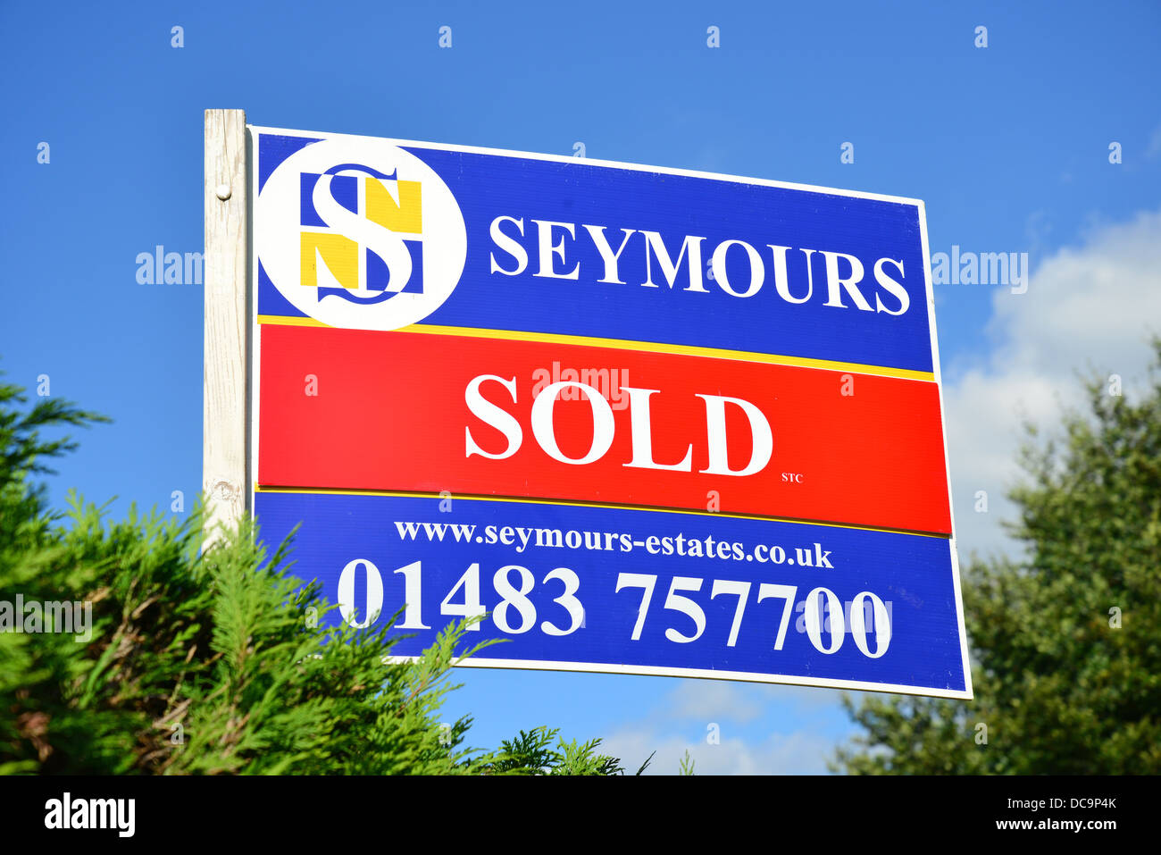 Seymours agenti immobiliari venduti segno di proprietà, Orientale ROAD, Woking, Surrey, England, Regno Unito Foto Stock