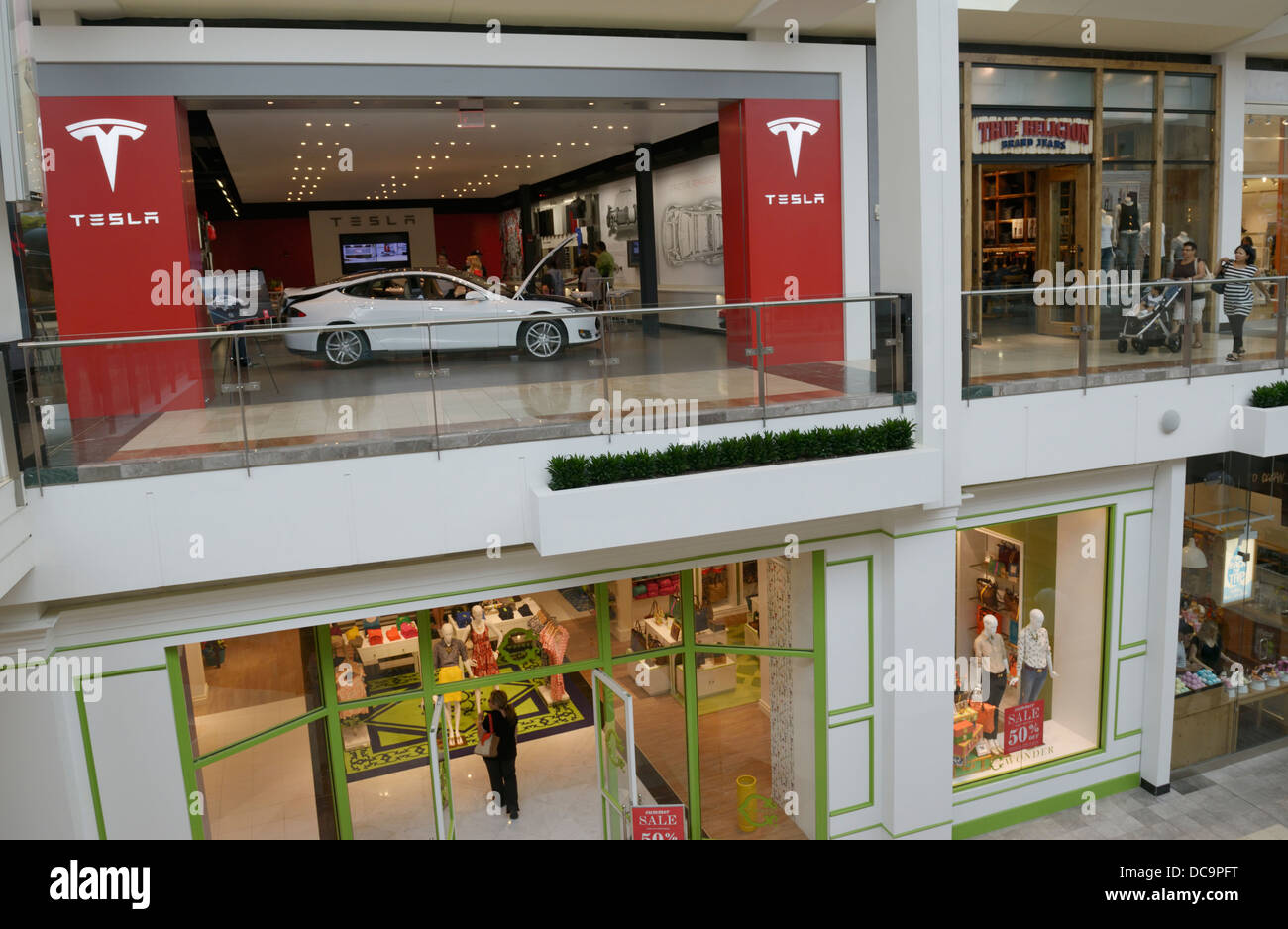Tesla auto elettrica concessionario (store) in un centro commerciale per lo shopping, NJ, Stati Uniti d'America Foto Stock