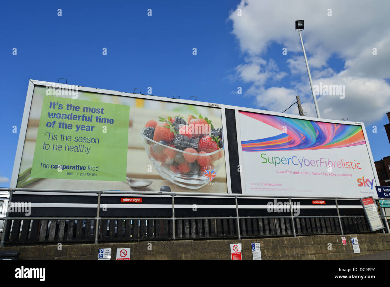 Grandi pannelli pubblicitari al di fuori di Woking stazione ferroviaria, Woking, Surrey, England, Regno Unito Foto Stock