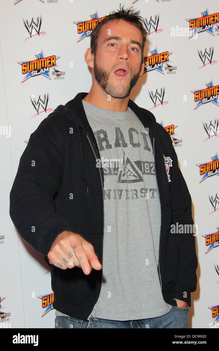 Los Angeles, California, USA. Il 13 agosto 2013. CM Punk assiste sempre prima la WWE Summerslam conferenza stampa il 13 agosto 2013 presso il Beverly Hills Hotel Beverly Hills, CA.USA.(Immagine di credito: credito: TLeopold/Globe foto/ZUMAPRESS.com/Alamy Live News) Foto Stock