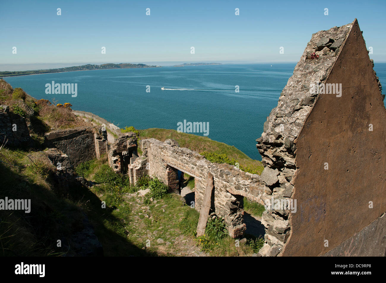 La rovina a Cliffwalk tra Bray e Graystone, Irlanda Foto Stock