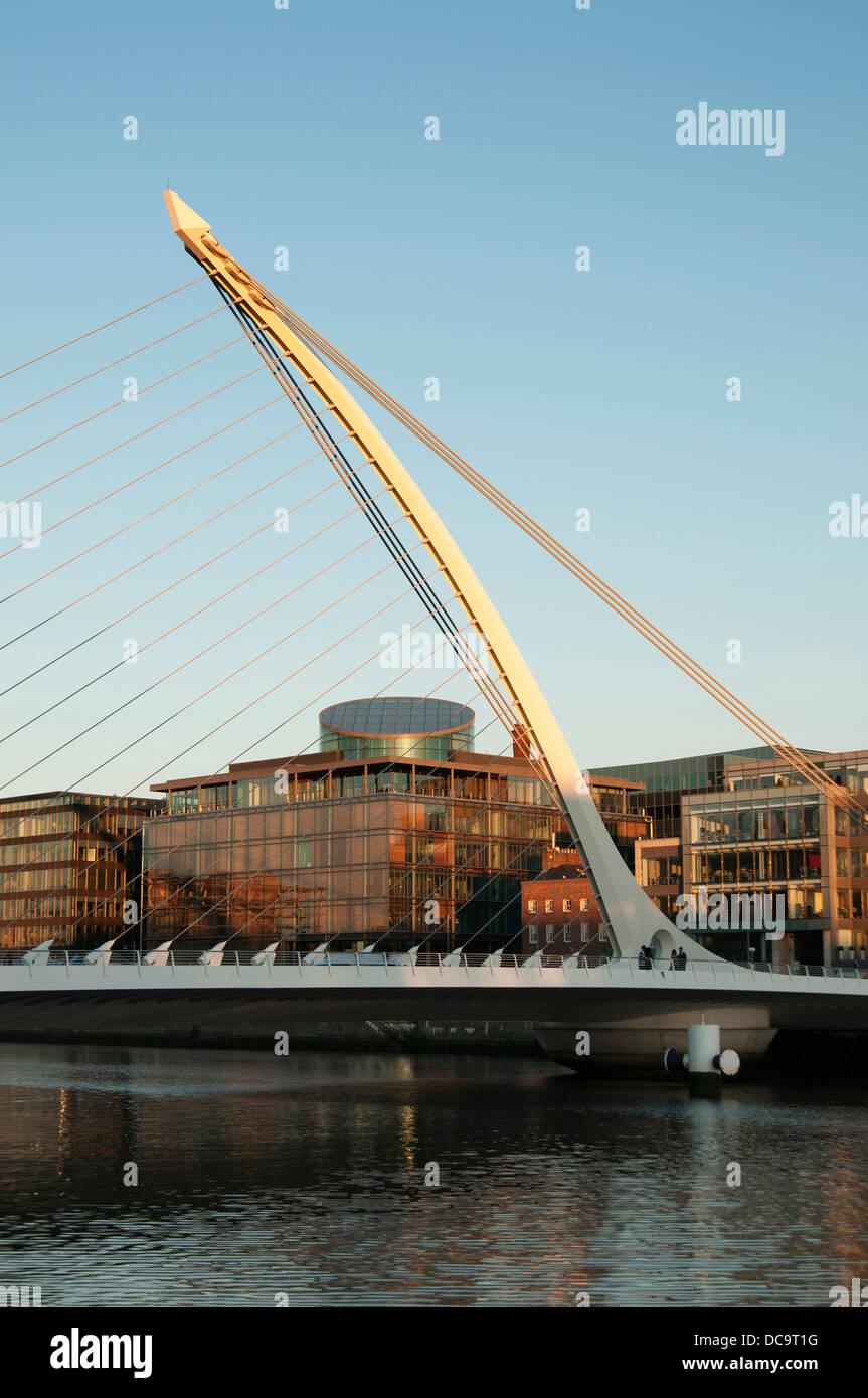 Samuel Beckett Bridge è un cavo ponte alloggiato in Dublino Foto Stock
