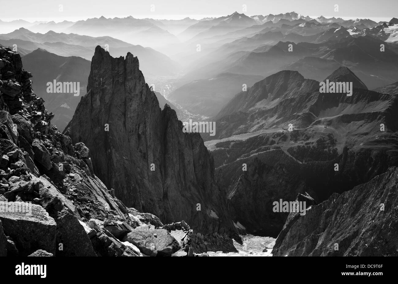 Uno sguardo a Aiguille Noire de Peuterey e Valle d'Aosta dal refugio Lampugnani (Eccles). L'Italia. Courmayeur. Monte Bianco gamma. Foto Stock