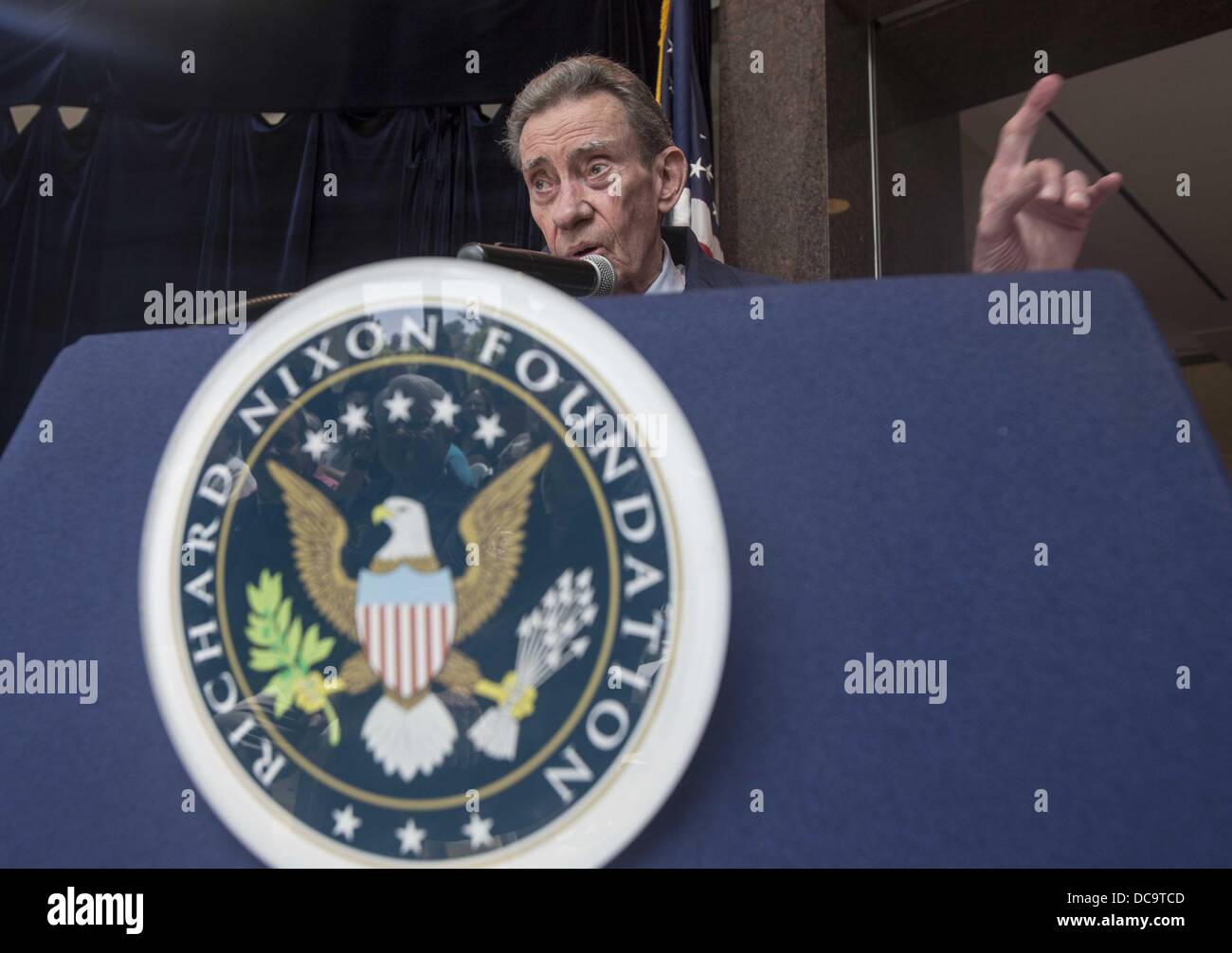 Los Angeles, California, USA. 13 Ago, 2013. Ed Nixon, il fratello più giovane del Presidente Nixon parla durante una cerimonia di inaugurazione il più recente presentano, Air Force One, in Richard Nixon Library & Museum, Martedì, Agosto 13, 2013 in Yorba Linda, California. La nuova mostra con una scala 1/20, 7 piedi modello di Air Force One SAM 26000 Ã il piano su cui il presidente Nixon ha volato a migliaia di chilometri di distanza in tutto il mondo, compresi come primo presidente a visitare la Repubblica popolare cinese e dell' Unione Sovietica. Credito: Ringo Chiu/ZUMAPRESS.com/Alamy Live News Foto Stock