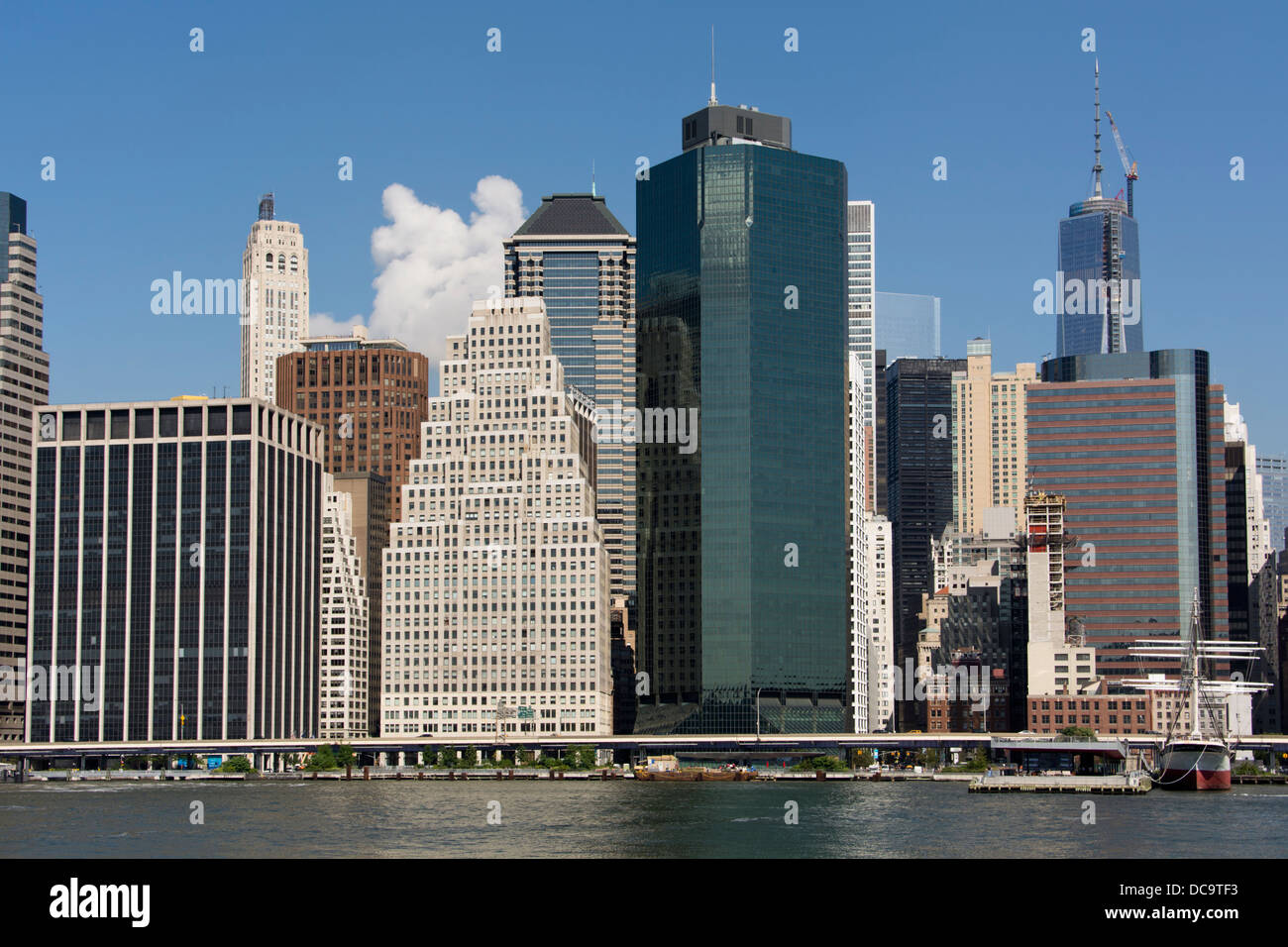 La parte inferiore di Manhattan skyline visto da East River. New York City, NY, STATI UNITI D'AMERICA Foto Stock