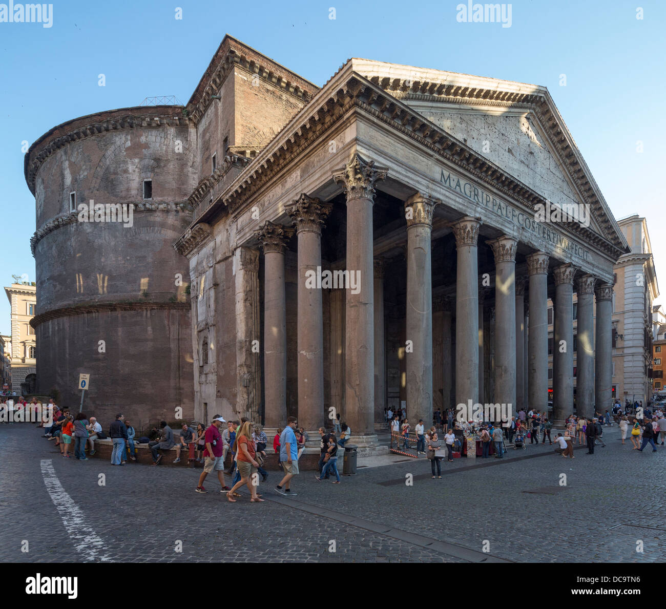 Dome e il frontone del Pantheon di Roma, Italia Foto Stock