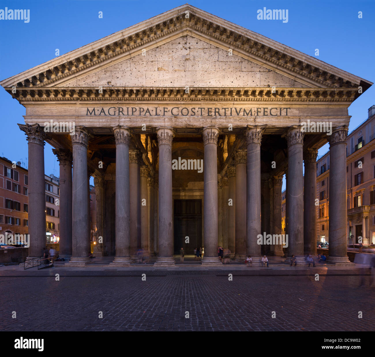 Ingresso colonne e frontone del Pantheon di Roma, Italia Foto Stock