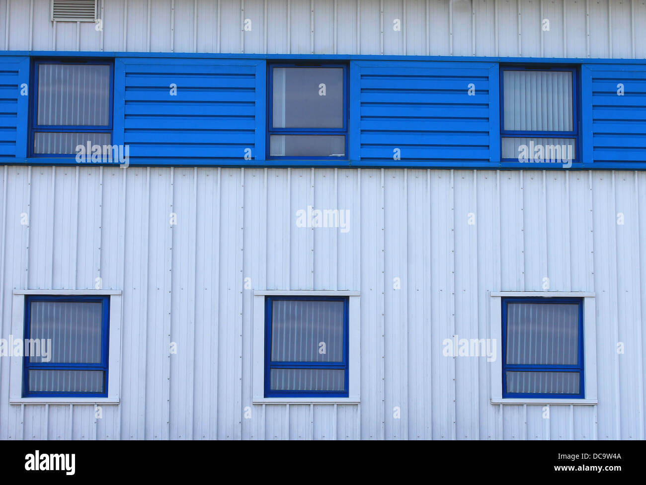 L'esterno di un ufficio moderno edificio con finestre blu. Foto Stock