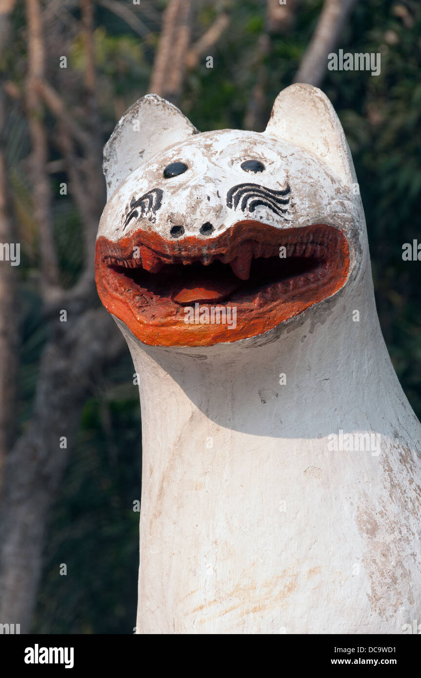 Elk209-1397 Laos Luang Prabang, Wat Xieng Thong, il custode lion figura Foto Stock