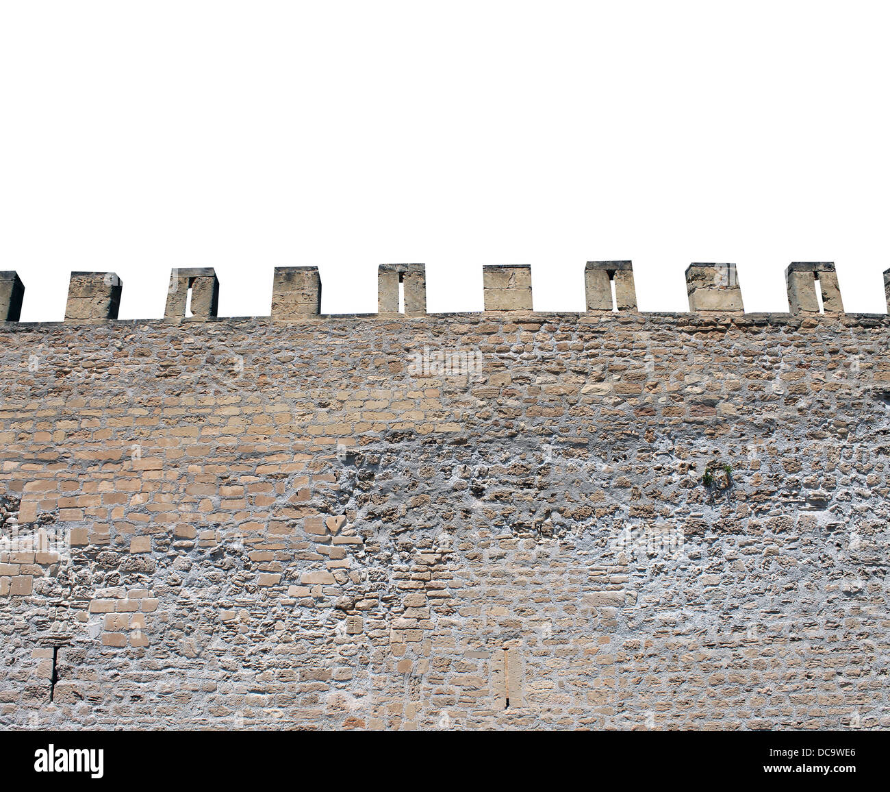 Esterno del castello medievale che mostra le merlature. isolato su sfondo bianco Foto Stock