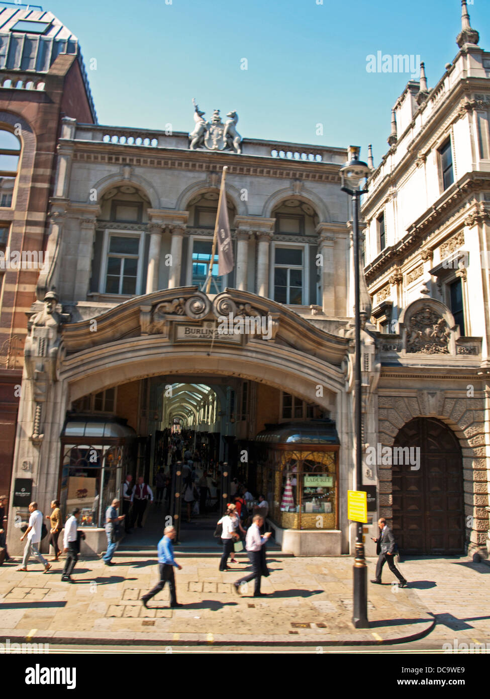 Ingresso a Burlington Arcade su Piccadilly situato nel West End di Londra Foto Stock