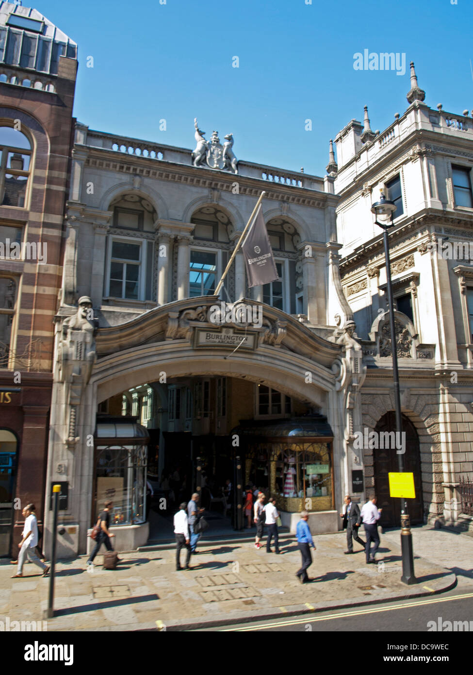 Ingresso a Burlington Arcade su Piccadilly situato nel West End di Londra Foto Stock