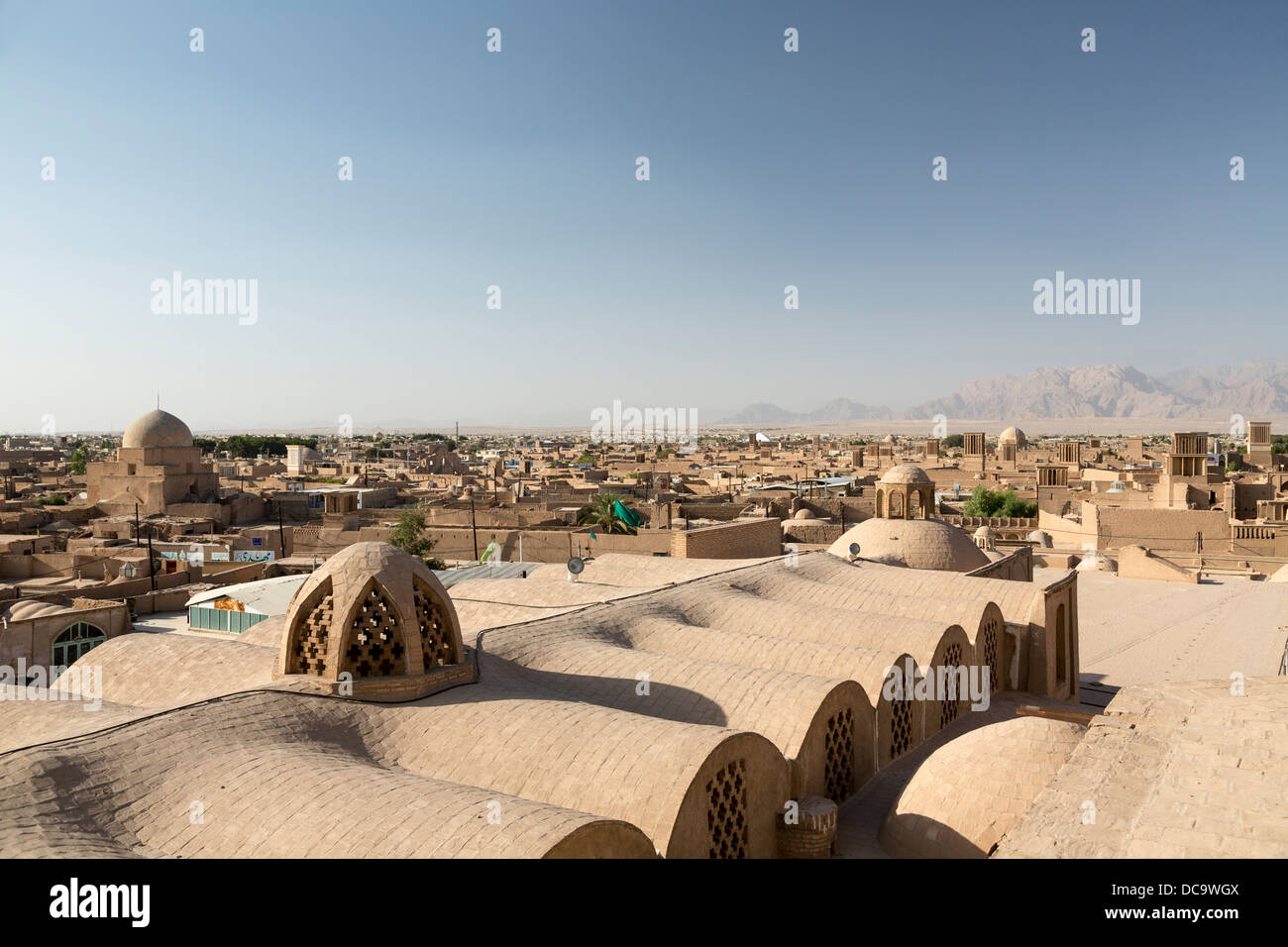 Tetto laterale della sala di preghiera, la Moschea del Venerdì, Yazd, Iran, con vista sulla città Foto Stock