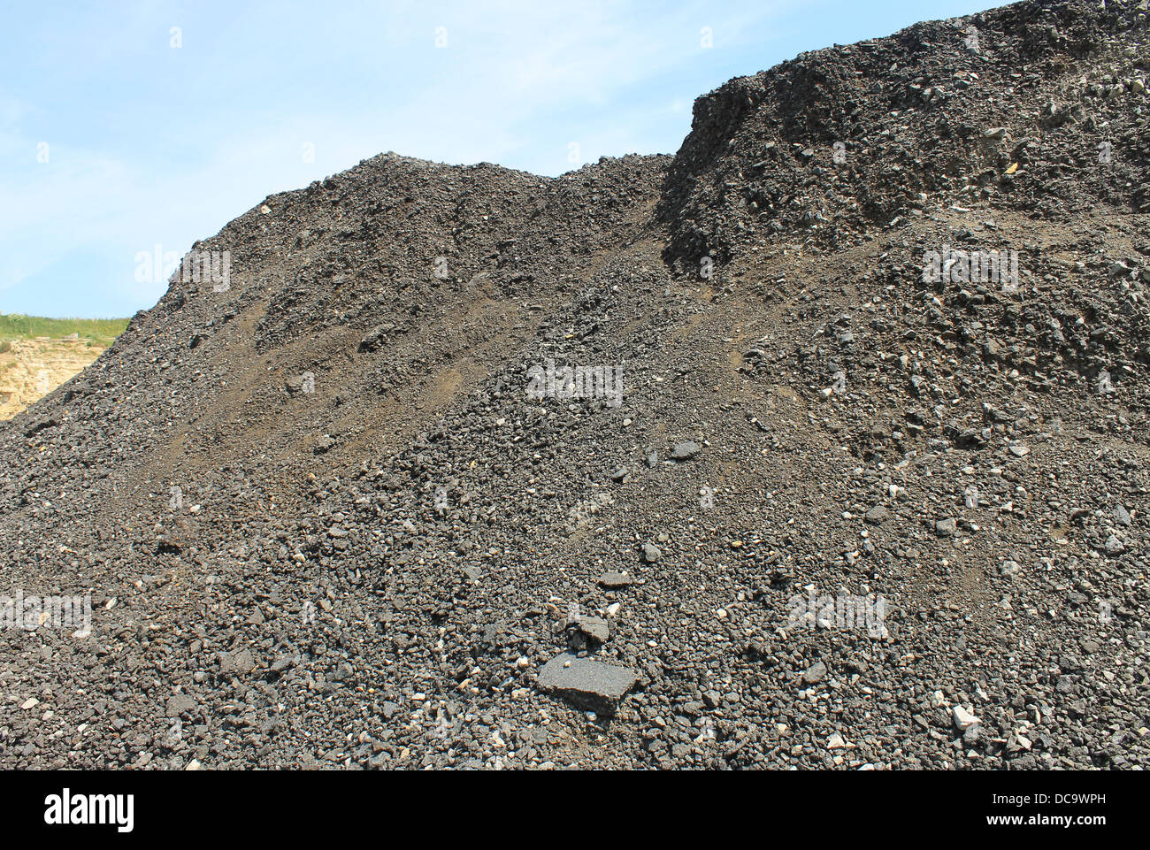 Vista panoramica del mucchio di carbone nella cava. Foto Stock