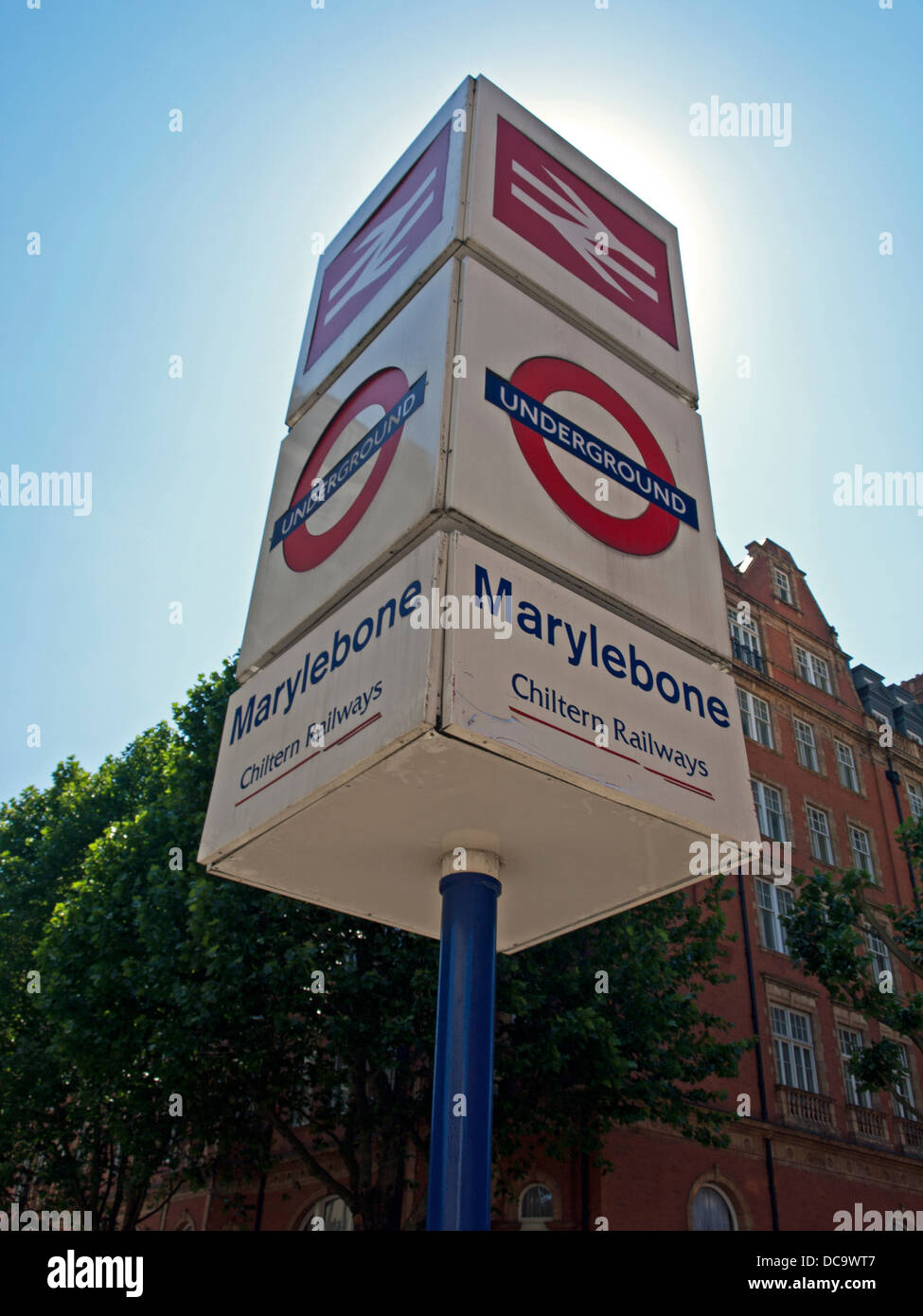 La metropolitana di Londra e la National Rail segni all'entrata alla stazione di Marylebone Foto Stock