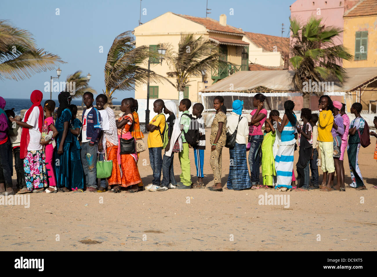 Gli studenti senegalesi in attesa a salire a bordo del traghetto per il viaggio di ritorno a Dakar. Isola di Goree, Senegal. Foto Stock