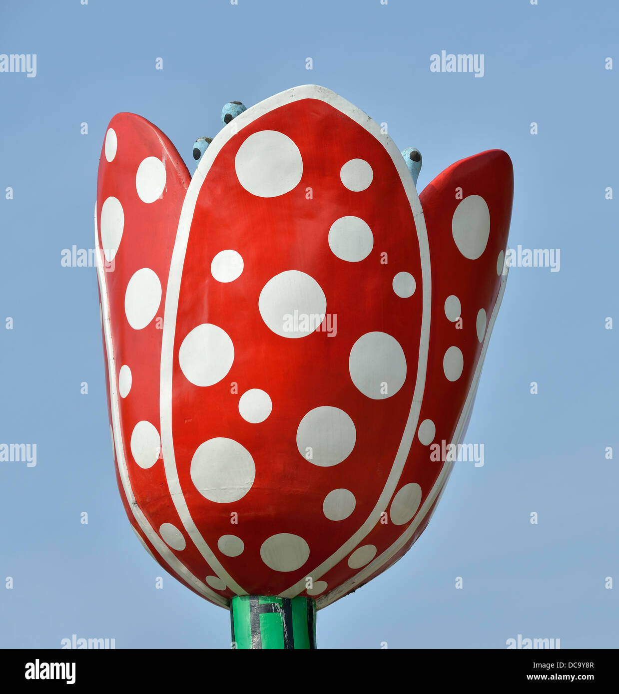 Shangri-La tulipani scultura di Yayoi Kusama accanto a Lille Europe stazione ferroviaria, Lille, Francia Foto Stock