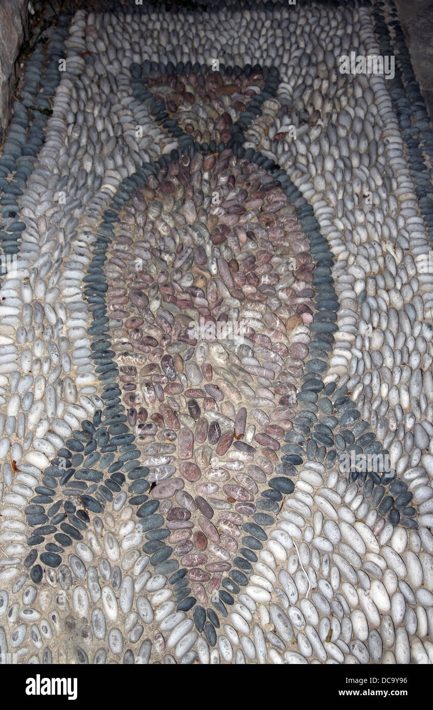 Ciottoli di pietra pavimento a mosaico del vaso esterno Villa a Lindos Rodi Grecia Foto Stock