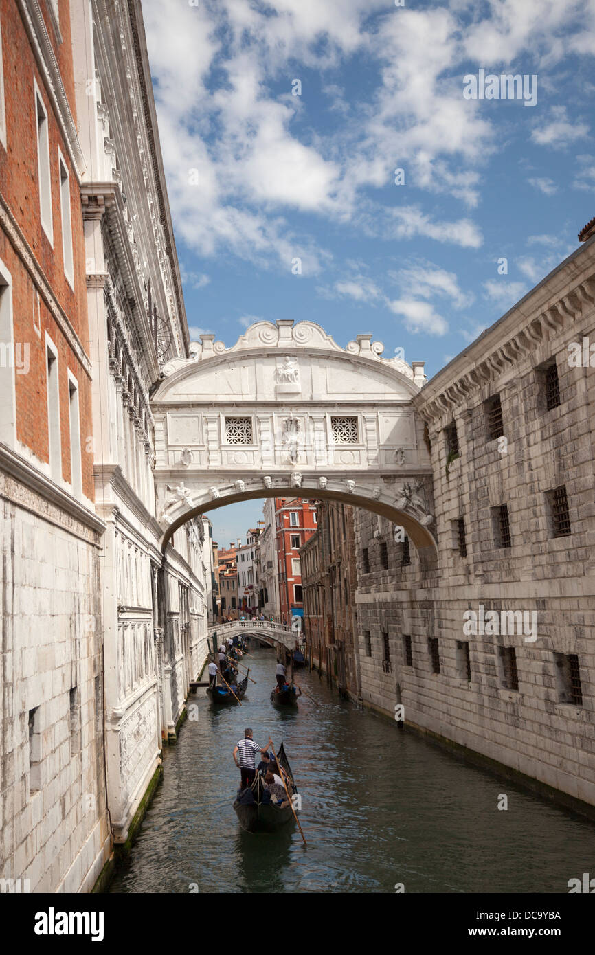 La vista frontale della Venezia del famoso Ponte dei Sospiri (Italia). La vue de face du célèbre Pont des Soupirs, à Venise (Italie). Foto Stock