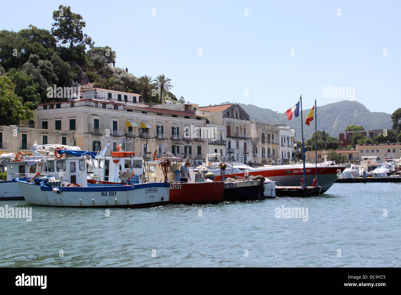Ischia Porto che mostra le barche Foto Stock