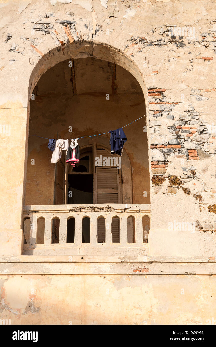 Vestiti appesi indicare che qualcuno sta vivendo in abbandonato coloniale francese residenza del governatore, isola di Goree, Senegal. Foto Stock