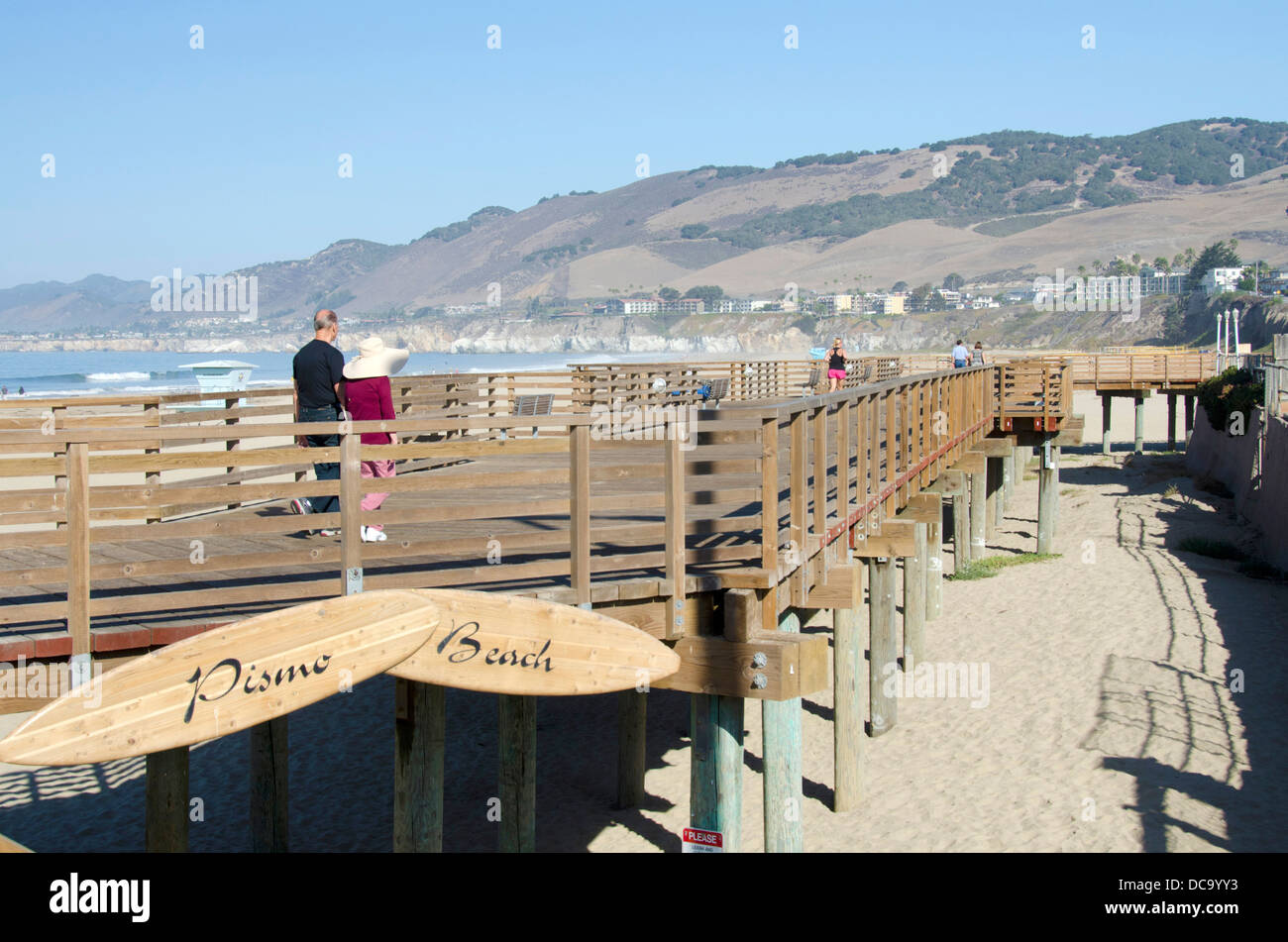 Stati Uniti, California, Pacific Coast, Pismo Beach State Pier. Pismo segno su tavole da surf. Foto Stock