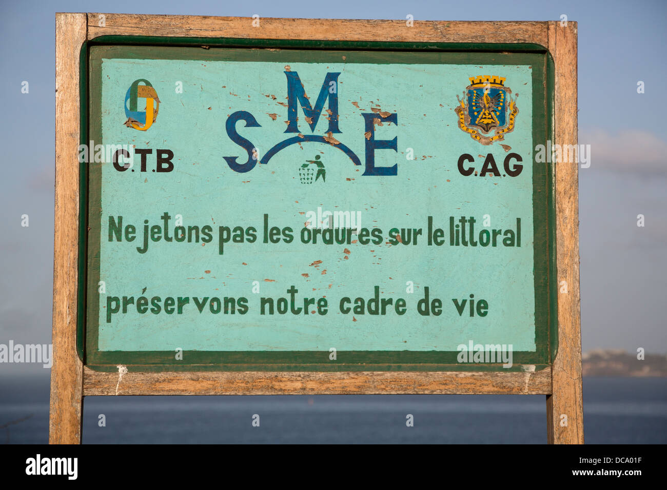 Campagna di istruzione pubblica segno: "Non buttare immondizia oltre il lato; preservare il nostro ambiente. " isola di Goree, Senegal Foto Stock
