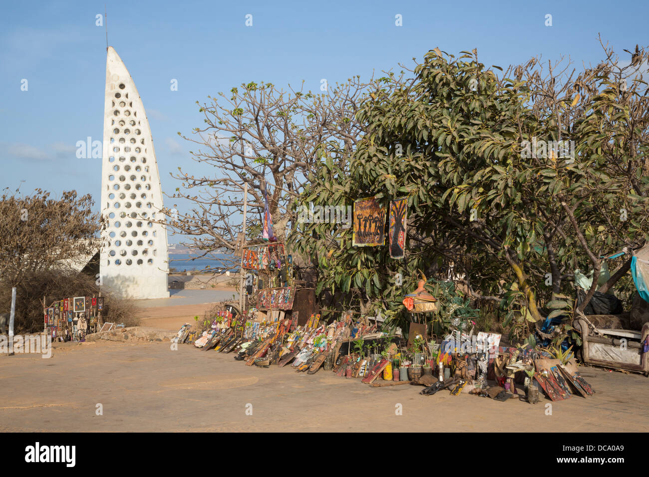 Artista locale di sostare nelle vicinanze di Memorial de Gorea du Castel, sul punto più alto dell'isola, isola di Goree, Senegal. Dedicato 1999. Foto Stock