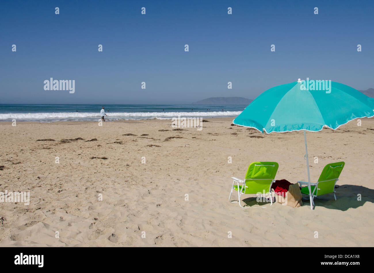 California, Pacific Coast, Pismo Beach. Ombrellone e sedie vuote sul Pismo State Beach. Foto Stock